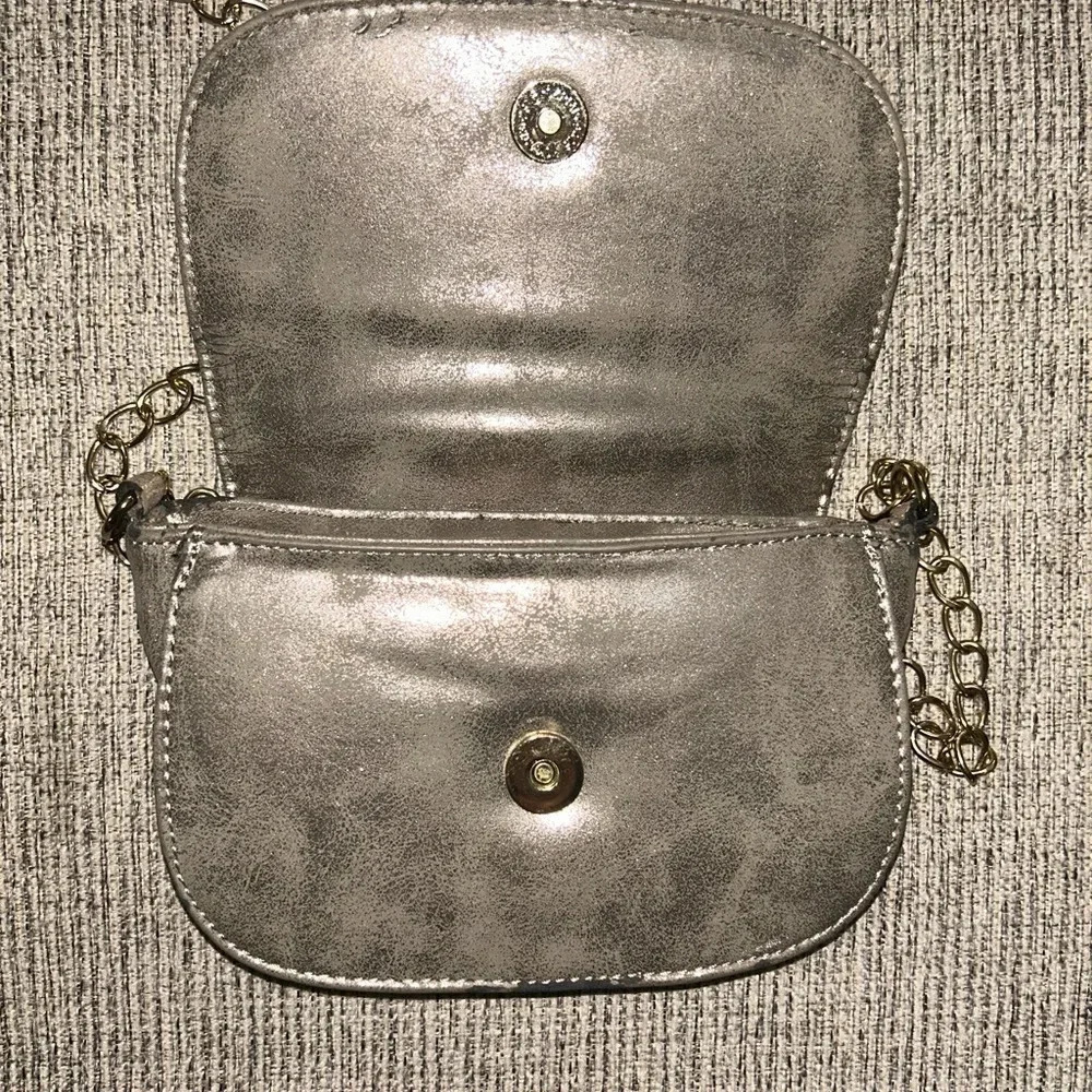 😍metallic toned purse with metal chain - Picture 8 of 8